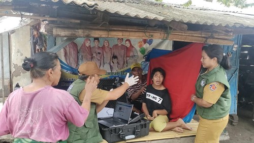 Petugas Disdukcapil Buleleng memberikan layanan administrasi kependudukan untuk lansia dan penyandang disabilitas melalui program Ikhlas. (Foto: Dok. Pemkab Buleleng)