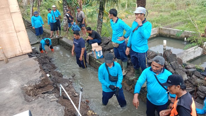 Petugas saat membersihkan saluran air di kawasan Jalan Raya Puputan menuju Jalan Hang Tuah, Denpasar, pada Rabu (8/1/2024) sore. (BPBD Kota Denpasar)