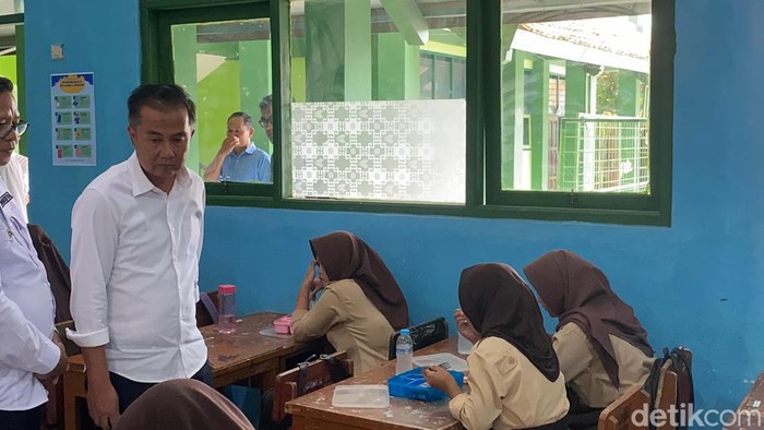 Pj Gubernur Jabar Bey Machmudin saat meninjau pelaksanaan makan bergizi gratis di SMAN 5 Kota Sukabumi
