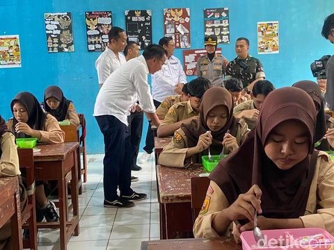 Pj Gubernur Jabar Bey Machmudin saat meninjau pelaksanaan program makan bergizi gratis di Kota Sukabumi