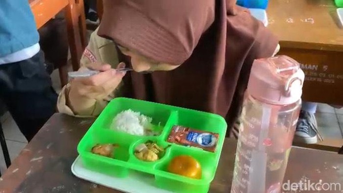 Pj Gubernur Jabar Bey Machmudin saat meninjau pelaksanaan program makan bergizi gratis di Kota Sukabumi
