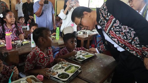 Pj Gubernur NTT, Andriko Noto Susanto saat memantau program Makan Bergizi Gratis di SD Katolik St Yoseph Noelbaki, Rabu (8/1/2024).