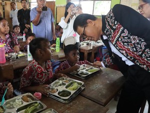 Pj Gubernur NTT Tinjau Program Makan Bergizi Gratis di Kupang