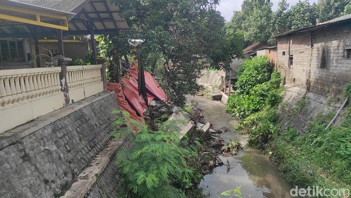Plengsengan di Kota Blitar ambrol setelah diguyur hujan deras