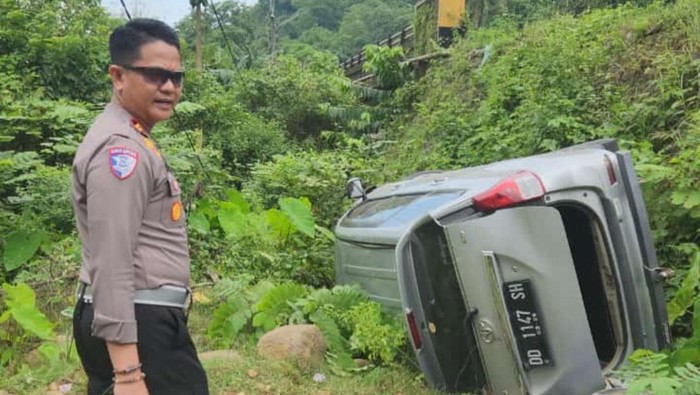 Polisi saat mendatangi lokasi mini bus terjun ke jurang di Jalan Poros Maros-Bone. Dokumen Istimewa