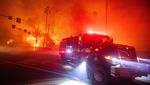 Potret Petugas Damkar Berjibaku Padamkan Kebakaran Hutan California