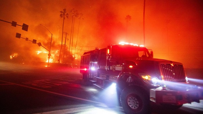 Firefighters battle the Palisades Fire as it burns during a windstorm on the west side of Los Angeles, California, U.S. January 7, 2025. REUTERS/Ringo Chiu
