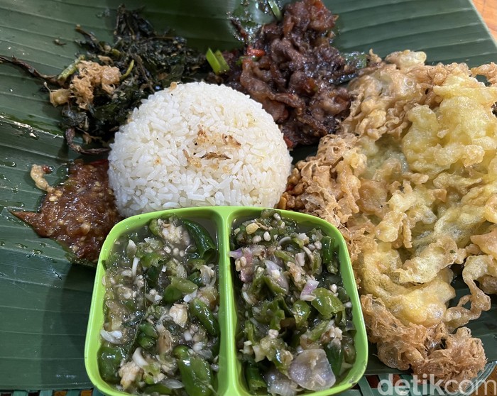 Potret sambal ganja dipadukan dengan nasi liwet (Kartika Sari/detikcom)