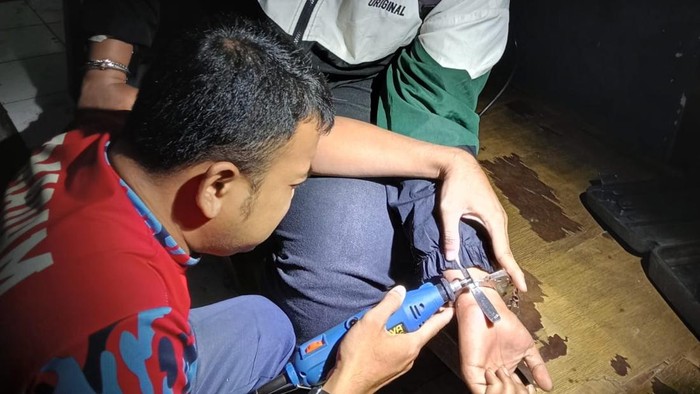 Pria asal Ciganjur, Jakarta Selatan inisial MA mendatangi kantor Damkar Sukasari, Kota Bogor karena tangannya terborgol saat bercanda bareng teman (dok. ist)