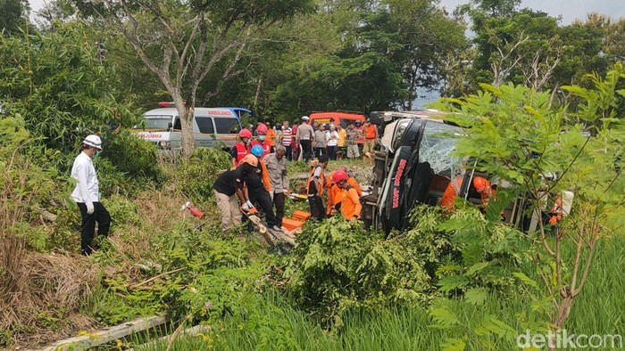 Proses evakuasi penumpang bus Murni Jaya yang kecelakaan di Panjatan, Kulon Progo, Rabu (8/1/2025).