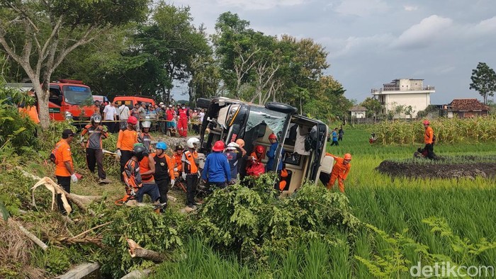 Proses evakuasi penumpang bus Murni Jaya yang mengalami kecelakaan di Panjatan, Kulon Progo, Rabu (8/1/2025).