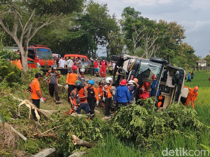 Proses evakuasi penumpang bus Murni Jaya yang mengalami kecelakaan di Panjatan, Kulon Progo, Rabu (8/1/2025).