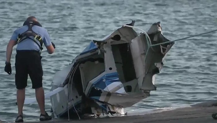 Puing pesawat amfibi yang jatuh di Australia Barat dievakuasi dari lautan. (Australian Broadcasting Corporation via AP)