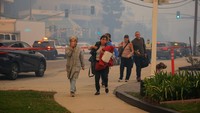 Kebakaran hutan melanda kawasan kelas atas Los Angeles pada Selasa (7/1/2025). Kebakaran menghancurkan rumah-rumah dan menyebabkan kemacetan lalu lintas.