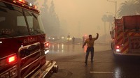Sebelum kebakaran terjadi, Badan Cuaca Nasional telah mengeluarkan peringatan tertinggi untuk kondisi kebakaran ekstrem di sebagian besar wilayah Los Angeles County mulai Selasa hingga Kamis (9/1), dengan prediksi hembusan angin berkecepatan 50 hingga 80 mph (80 hingga 130 kpj) dengan hembusan angin terisolasi berkecepatan 80 hingga 100 mph (130 hingga 160 kpj) di pegunungan dan kaki bukit.