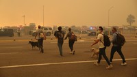 Kebakaran memaksa perintah evakuasi 30.000 orang di bawah gumpalan asap tebal yang menutupi sebagian besar kawasan metropolitan tersebut.