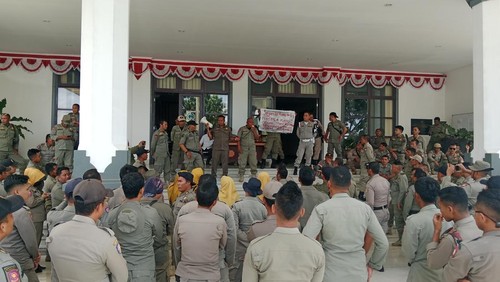 Ratusan pegawai honorer Satpol PP menggeruduk gedung DPRD Lombok Timur, NTB, Rabu (8/01/2025). Mereka menuntut agar diangkat sebagai PPPK. (Sanusi Ardi W/detikBali)