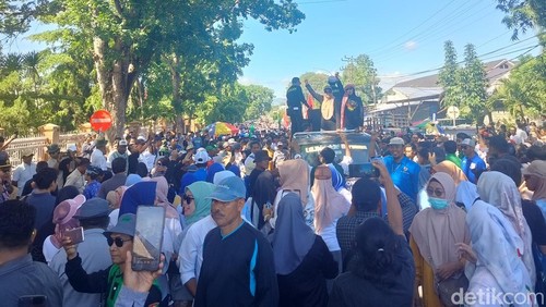 Ratusan warga menggeruduk kantor DPRD Dompu, Nusa Tenggara Barat (NTB), pada Rabu (8/1/2025). (Foto: Faruk/detikBali)Ratusan warga menggeruduk kantor DPRD Dompu, Nusa Tenggara Barat (NTB), pada Rabu (8/1/2025). (Foto: Faruk/detikBali)