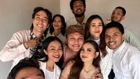 Vidi Aldiano bersama Sheila Dara, Yura Yunita bersama Done, Thariq Halilintar bersama Aaliyah, dan rekan selebritas yang hadir dalam acara tujuh bulanan Mahalini. Foto: Instagram