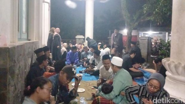 Pelayat di rumah duka Qomar.