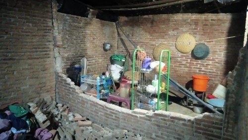 Rumah warga rusak akibat gempa bumi M 4,9 yang mengguncang Bima dan Dompu, NTB, pada Rabu (8/1/2025) dini hari. (Foto: Dok. BPBD Bima)