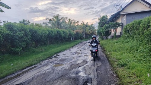 Salah satu jalan rusak di Kecamatan Negara, Jembrana, Selasa (7/1/2025). (I Putu Adi Budiastrawan/detikBali)