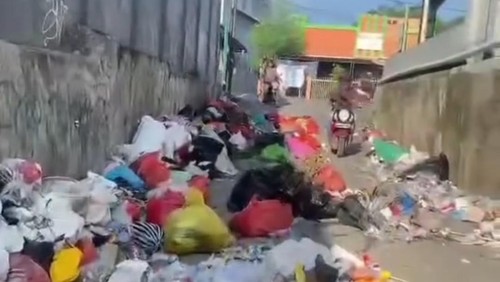 Sampah plastik berserakan menutupi jalan di Kelurahan TDM, Kota Kupang, NTT. (Istimewa)