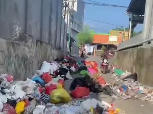 Sampah plastik berserakan menutupi jalan di Kelurahan TDM, Kota Kupang, NTT. (Istimewa)