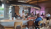 Bagi pecinta kopi hitam manual brew, tak perlu khawatir. Sayap Suci menghadirkan sudut slow bar yang tak kalah menyenangkan. Foto: detikcom/Diah Afrilian