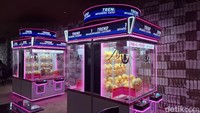 Oh ya, penggemar permainan arcade juga bisa melampiaskan hobinya. Ada mesin capit berisi boneka yang cocok untuk menantang pengunjung. Foto: detikcom/Diah Afrilian