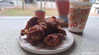 Pedas manis Spicy Chicken Wings Bulddak cocok untuk memanjakan lidah. Ayam yang juicy dan balutan bumbu yang harum bikin bersantai makin komplet. Foto: detikcom/Diah Afrilian