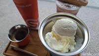 Menu pertama yang kami coba adalah Affogato. Espresso house blend yang digunakan memiliki rasa yang kuat tetapi berubah menjadi creamy dengan es krim vanilla yang fatty. Foto: detikcom/Diah Afrilian