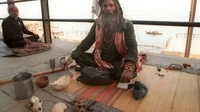 Aghori juga menjadi atraksi turis. Aghoris memuja Siwa - dewa perusak dalam Hindu, serta pasangannya Shakthi. Di India utara, hanya pria yang boleh masuk sekte Aghori.