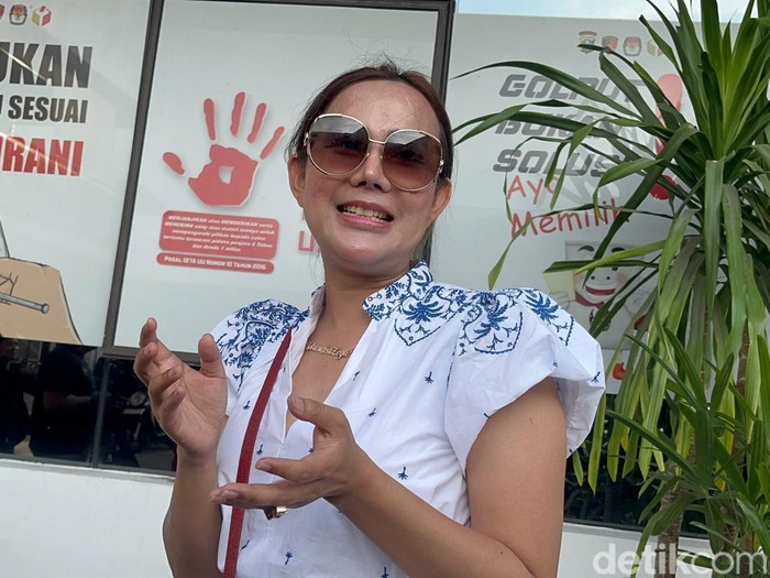 Selebgram Isa Zega penuhi panggilan pemeriksaan Polda Jatim atas dugaan pencemaran nama baik Bos MS Glow Shandy Purnamasari.