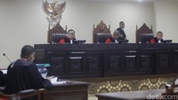 Sidang di panel 1 dan 2 mulai digelar, sementara panel 3 dijadwalkan ulang lantaran hakim konstitusi Anwar Usman tengah menjalani perawatan di rumah sakit.  