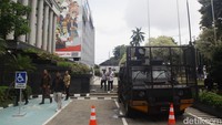 Kendaraan taktis polisi siaga di depan gedung MK.  