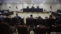 Hakim Konstitusi Saldi Isra (tengah) Ridwan Mansyur (kiri) dan Arsul Sani memimpin sidang perdana sengketa perselisihan hasil Pilkada 2024 di ruang Panel 2, Gedung Mahkamah Konstitusi, Jakarta, Rabu (8/1/2025).  