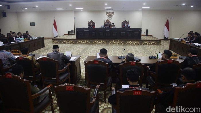 Sengketa Pilkada 2024 Mulai Disidangkan MK mulai menggelar sidang perselisihan hasil pilkada 2024 hari ini. Total ada 309 permohonan yang telah diregistrasi.