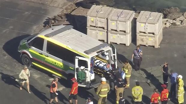 Seorang yang terluka ditempatkan di bagian belakang ambulans di Pulau Rottnest, Australia, Selasa, 7 Januari 2025 setelah pesawat amfibinya jatuh. (AuBC/Channel 7/Channel 9 via AP)