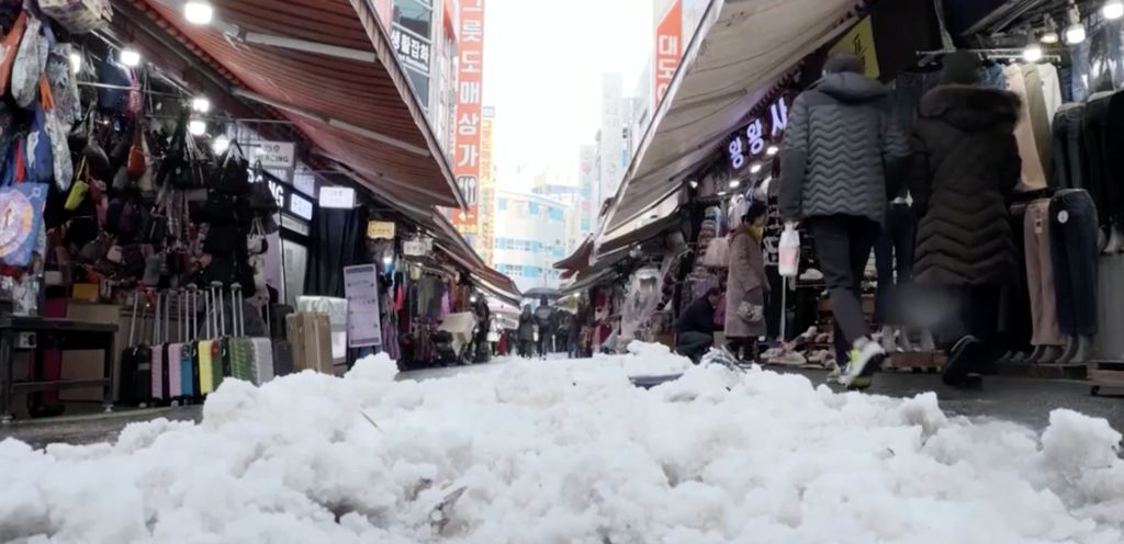 Seoul menghadapi salju yang luar biasa lebat di tengah musim dingin. (Reuters TV)