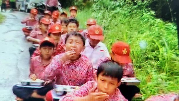 Siswa SD di Sukabumi viral karena melewati akses terjal untuk makan bergizi gratis.