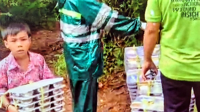 Siswa SD di Sukabumi viral karena melewati akses terjal untuk makan bergizi gratis.