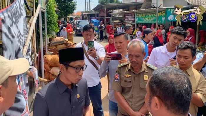 Siswa SDN Utan Jaya, Depok tak bisa bersekolah di hari pertama usai libur semester ganjil karena gerbang sekolah dipalang tulisan stop kegiatan sekolah (dok Satpol PP Depok)