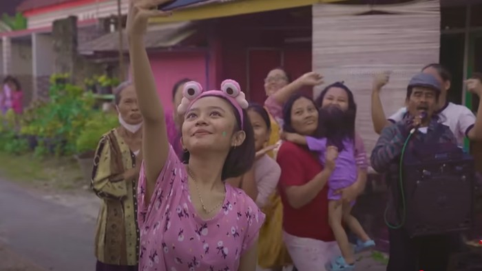 Bagi pengguna media sosial, potret Slamet Pengamen mungkin sudah tak asing karena videonya berseliweran. Sementara di YouTube, beberapa video musiknya masuk jajaran trending.