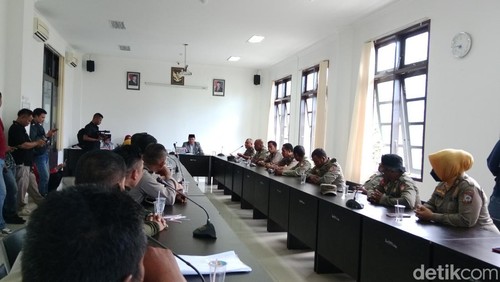 Suasana di dalam kantor DPRD Lombok ketika Satpol PP melakukan hearing, Rabu (8/1/2025). ( Sanusi Ardi W/DetikBali)