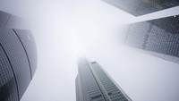 Kabut menyelimuti Kota Moskow saat musim dingin.  
