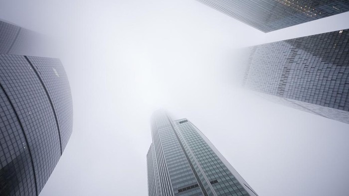 Suasana Kota Moskow Diselimuti Kabut Musim Dingin People take selfies with the skyscrapers of the Moscow City business district in the background on a foggy day in Moscow, Russia, Tuesday, Jan. 7, 2025. (AP Photo/Pavel Bednyakov)