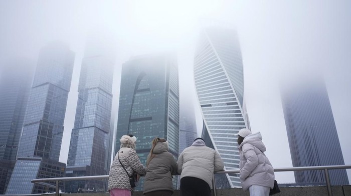 Suasana Kota Moskow Diselimuti Kabut Musim Dingin People take selfies with the skyscrapers of the Moscow City business district in the background on a foggy day in Moscow, Russia, Tuesday, Jan. 7, 2025. (AP Photo/Pavel Bednyakov)
