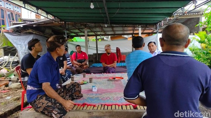 Suasana rumah duka Nurhayati, PMI dari Buleleng yang meninggal dunia di Malaysia di Desa Gitgit, Kecamatan Sukasada, Buleleng, Bali, Rabu (9/1/2025) sore. (Made Wijaya Kusuma)