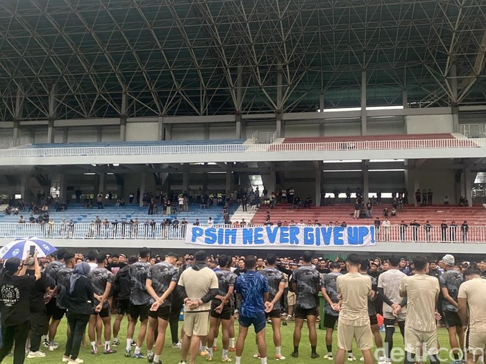 Suporter mendatangi latihan PSIM Jogja di Stadion Mandala Krida, Umbulharjo, Kota Jogja, Rabu (8/1/2025) sore.